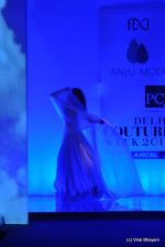 Model walk the ramp for Anju Modi show at PCJ Delhi Couture Week Day 3 on 10th Aug 2012 200 (35).JPG